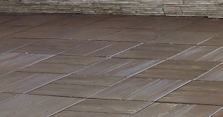 Бетонная брусчатка двора в Черняховске в октябре