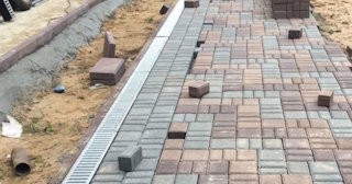 Профессиональная укладка плитки на улице в Черняховске в октябре