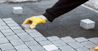 Монтаж тротуарной плитки на даче в Черняховске в октябре