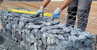 Устройство подпорной стенки из габионов в Черняховске в октябре